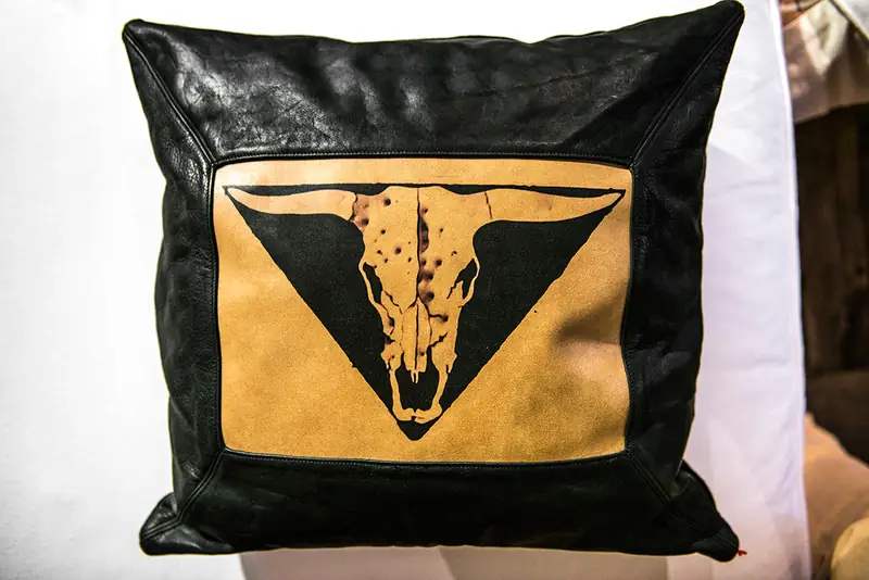 Coussin en cuir, crâne de buffle