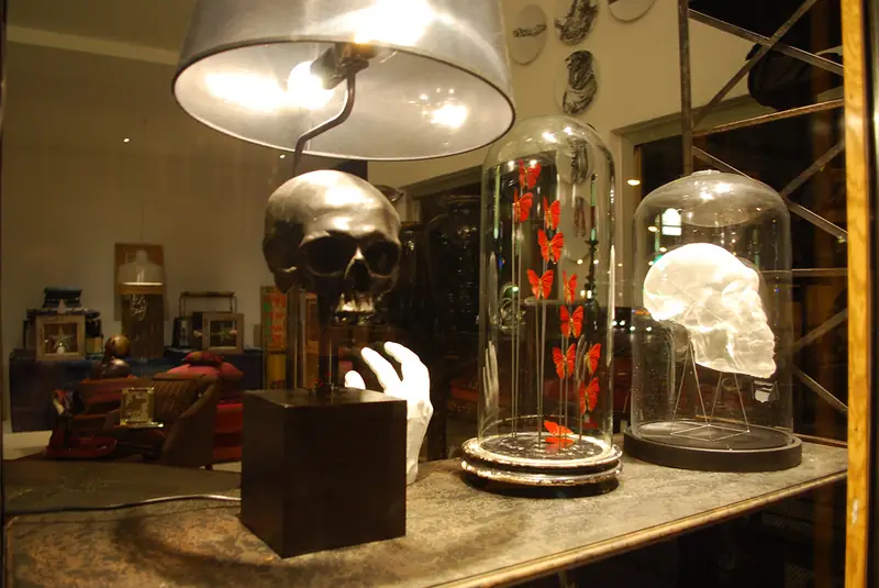 Crânes et cloches aux papillons