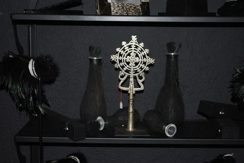 Croix éthiopienne et vases