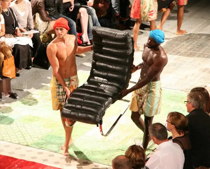 Défilé, chaise longue en cuir