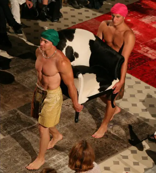 Défilé, fauteuil en peau de vache