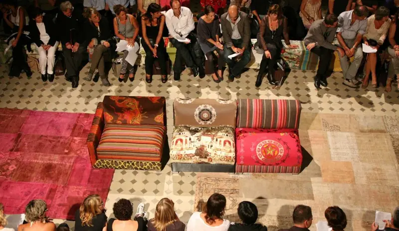 Défilé, poufs