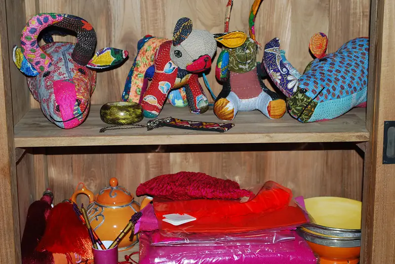 Étagère d'animaux colorés
