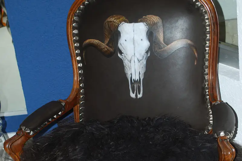 Fauteuil au crâne de bélier
