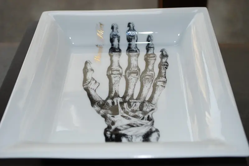 Plat à la main squelette