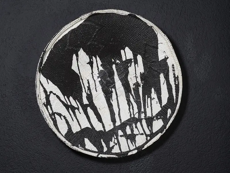 Plat peint noir et blanc