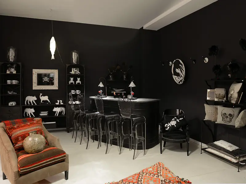Salle noire, bar et fauteuil