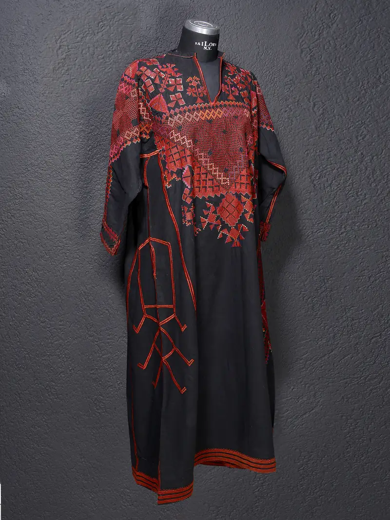 Tunique brodée, tissus et broderies de la galerie Crise de Bourge